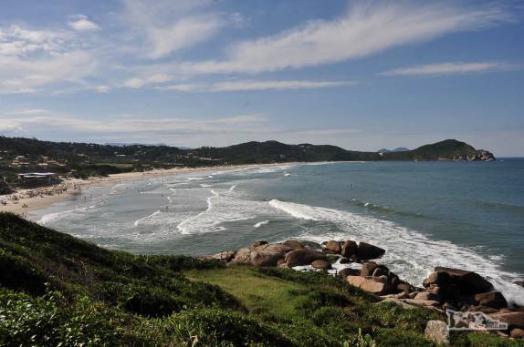 Praia do Rosa vista do alto do morro na parte sul, em Imbituba, litoral sul de Santa Catarina